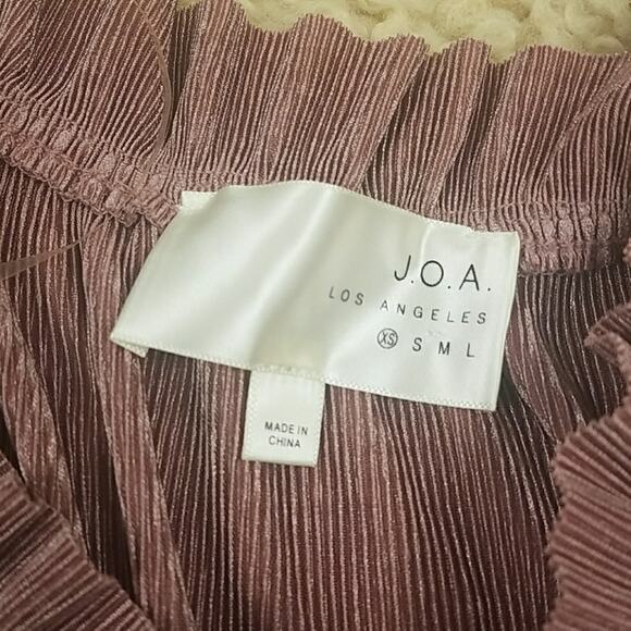J.O.A. rose pink pleated loose fitting top w/ruffled collar XS. - Picture 3 of 4
